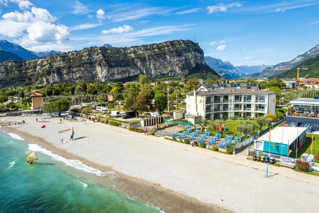 托尔博莱Residence Casa al Sole Apartments的享有海滩的空中景致,以山脉为背景
