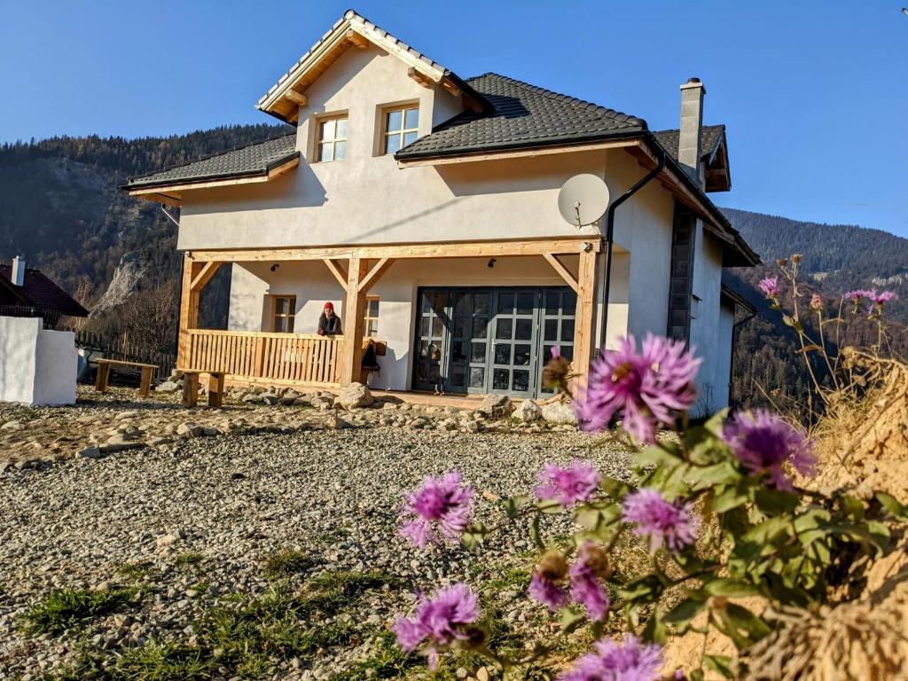 默古拉The Origin ● Mountain Guesthouse ● Magura的前面有紫色花的房屋