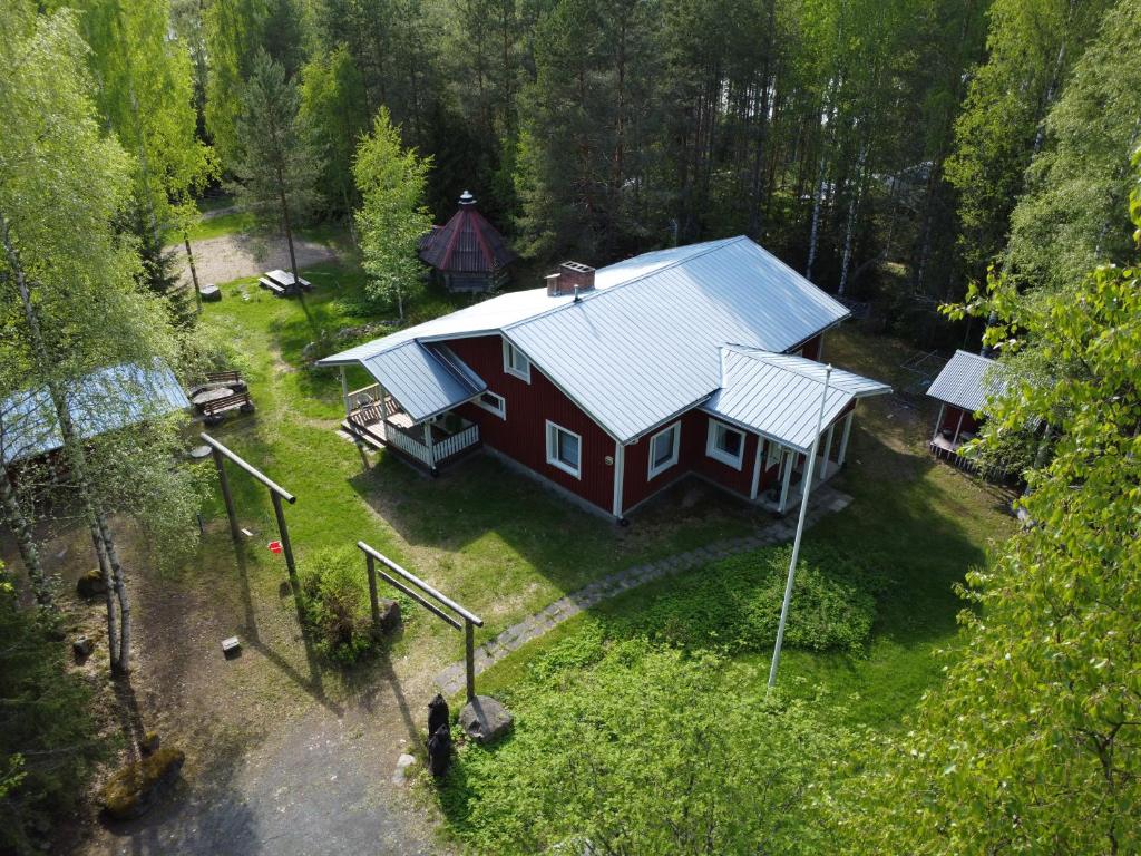 KärväsjärviLomakoti Tuulensuoja的蓝色屋顶的红色房子的空中景色