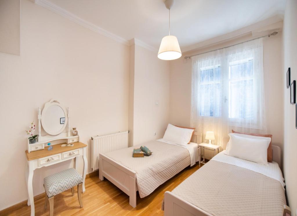 雷夫卡达镇Vicolo Appartamenti Locali by Imagine Lefkada的一间卧室配有两张床和镜子