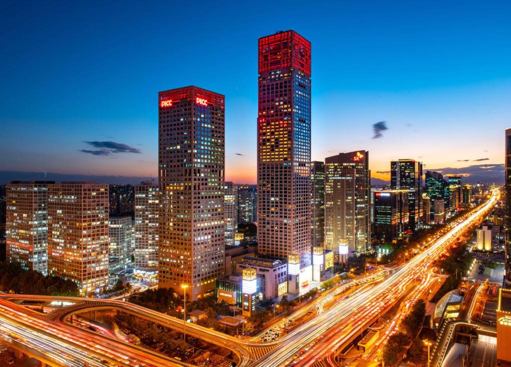 北京北京柏悦酒店的城市天际线,有高大的建筑和夜间交通