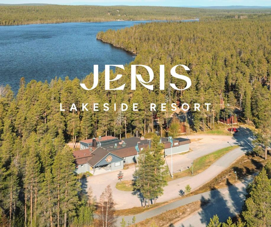 穆奥尼奥Jeris Lakeside Resort Cabins的享有喷射湖滨度假胜地的空中景致