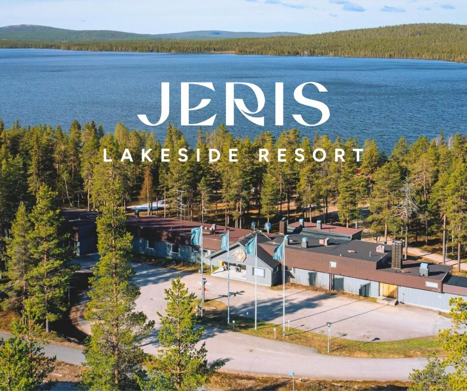 穆奥尼奥Jeris Lakeside Resort的享有码头的空中美景,位于湖畔的度假胜地