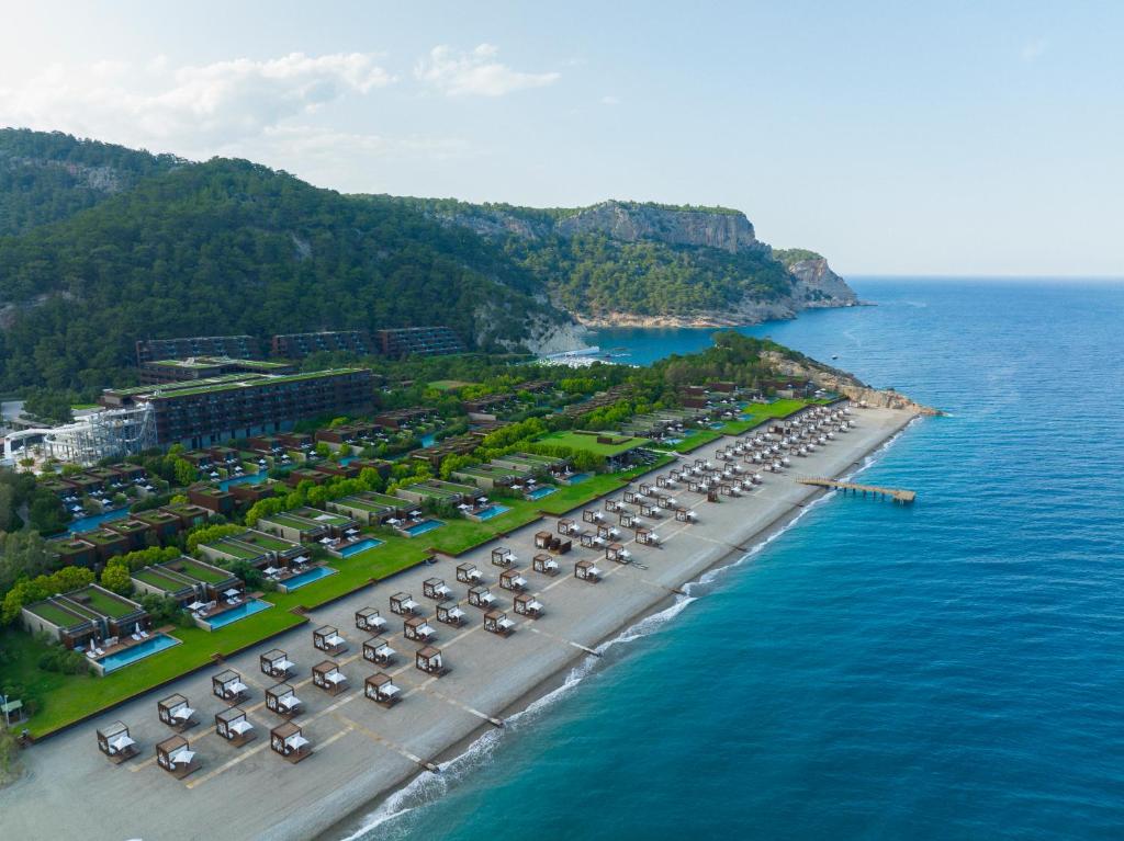 凯麦尔凯梅尔马克西皇家度假酒店的享有毗邻大海的停车场的空中景致
