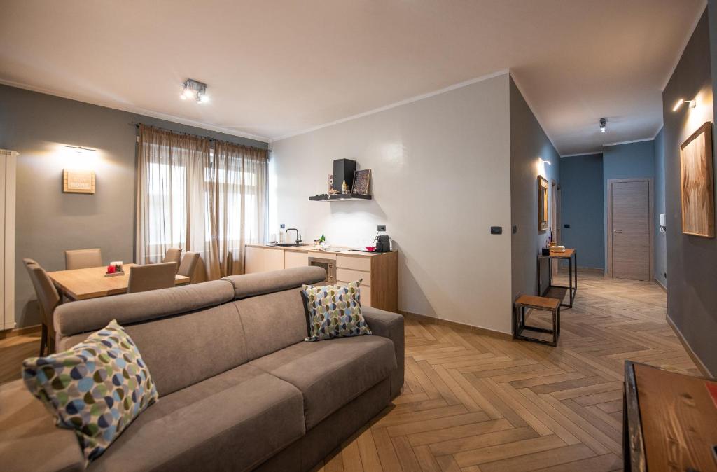 都灵Top Living Apartments - Casa Valentino的客厅配有沙发和桌子