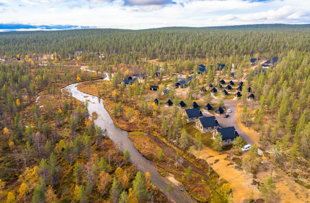 萨利色尔卡Wilderness Hotel Muotka & Igloos的享有河流和树木的度假村的空中景致