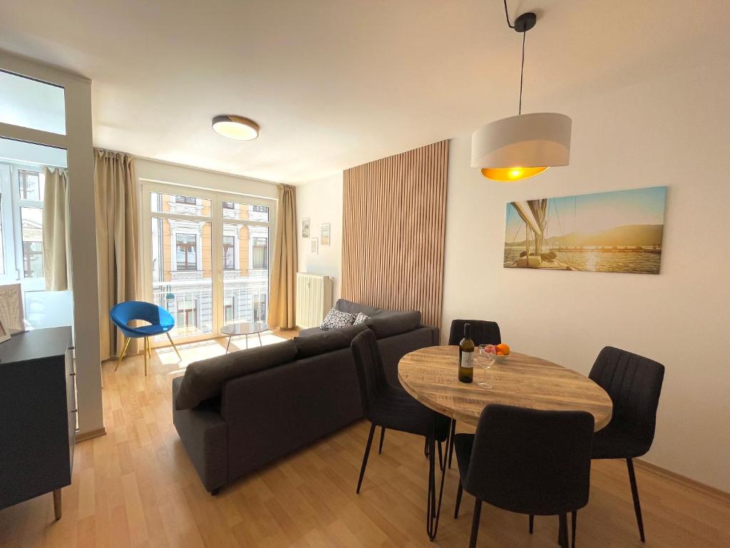 莱比锡Sunshine City Apartment - Leipzig Zentrum - Parkplatz - Netflix的客厅配有沙发和桌子