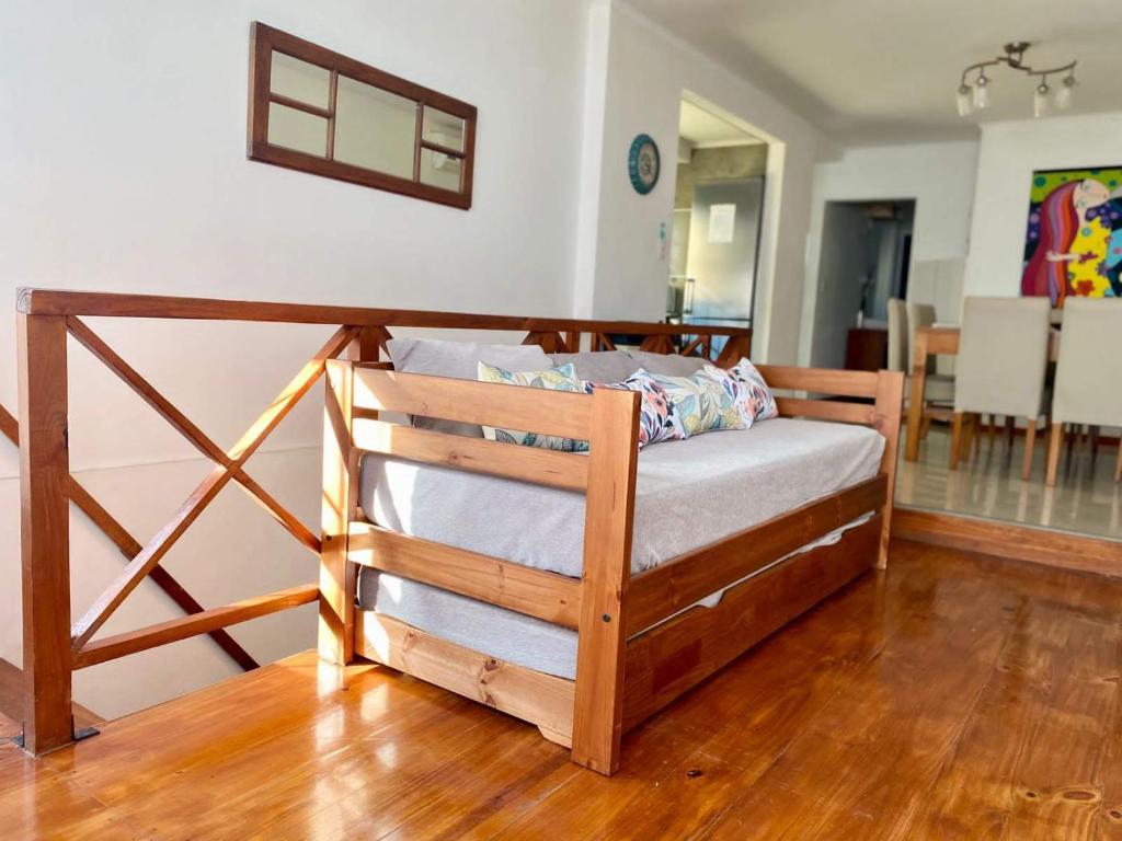 RufinoApart Colon的木地板客房内的一张木床
