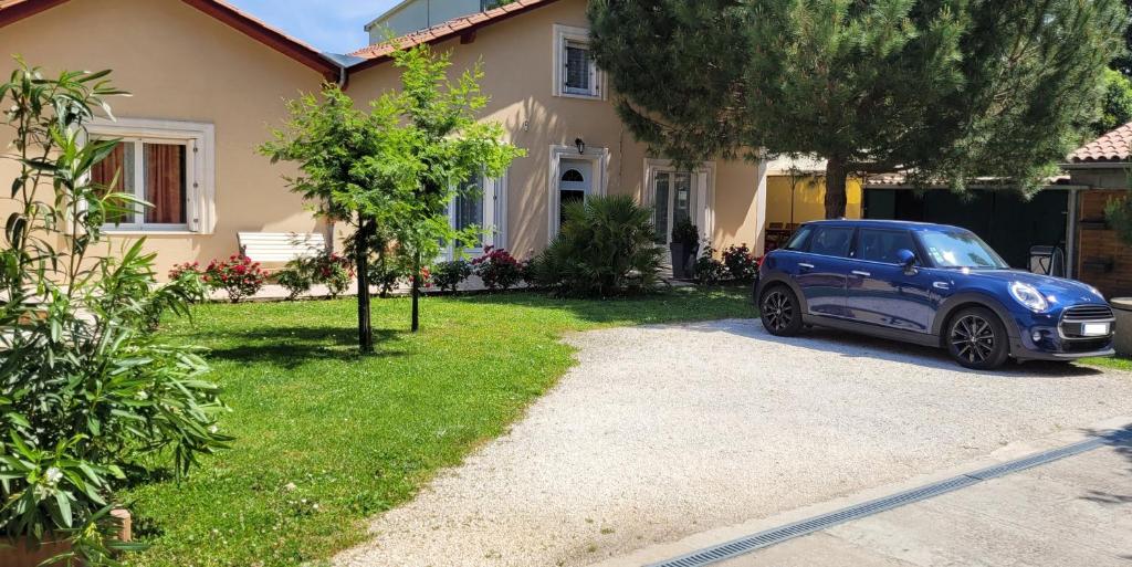 贝尔热拉克金心情圣度假屋的停在房子前面的蓝色汽车
