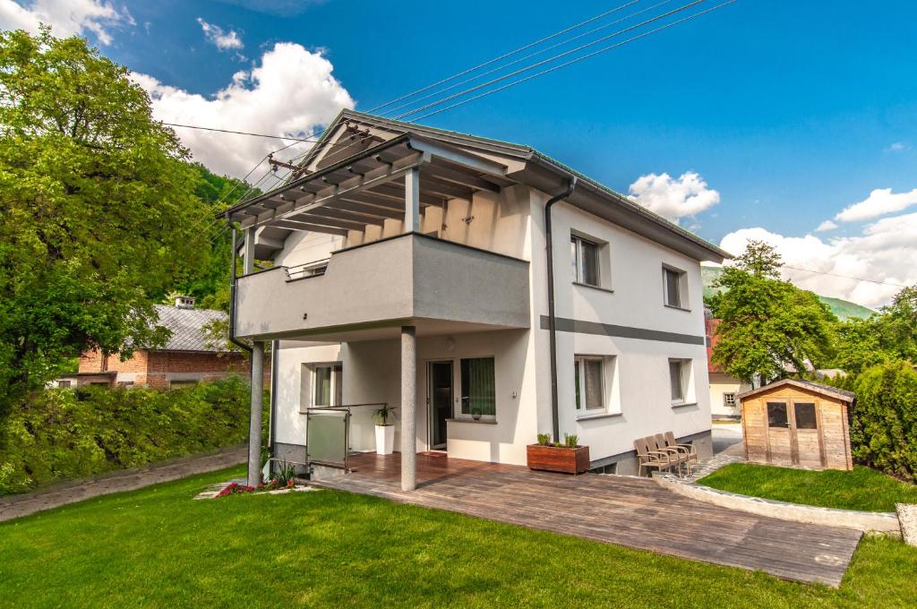 StahovicaSlavka's house under Velika planina的白色房子,有 ⁇ 帽屋顶