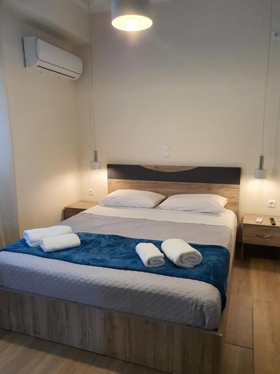 穆兹罗斯Island View Apartments的一间卧室配有一张床,上面有两条毛巾