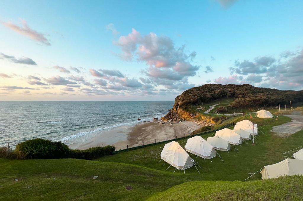 佩琼Kampaoh Las Arenas的海滩边的一排白色帐篷