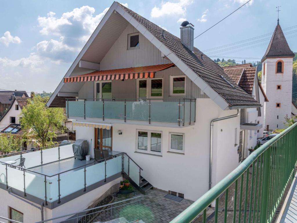 FreiamtFerienwohnung am Spielberg的带阳台和屋顶的房子