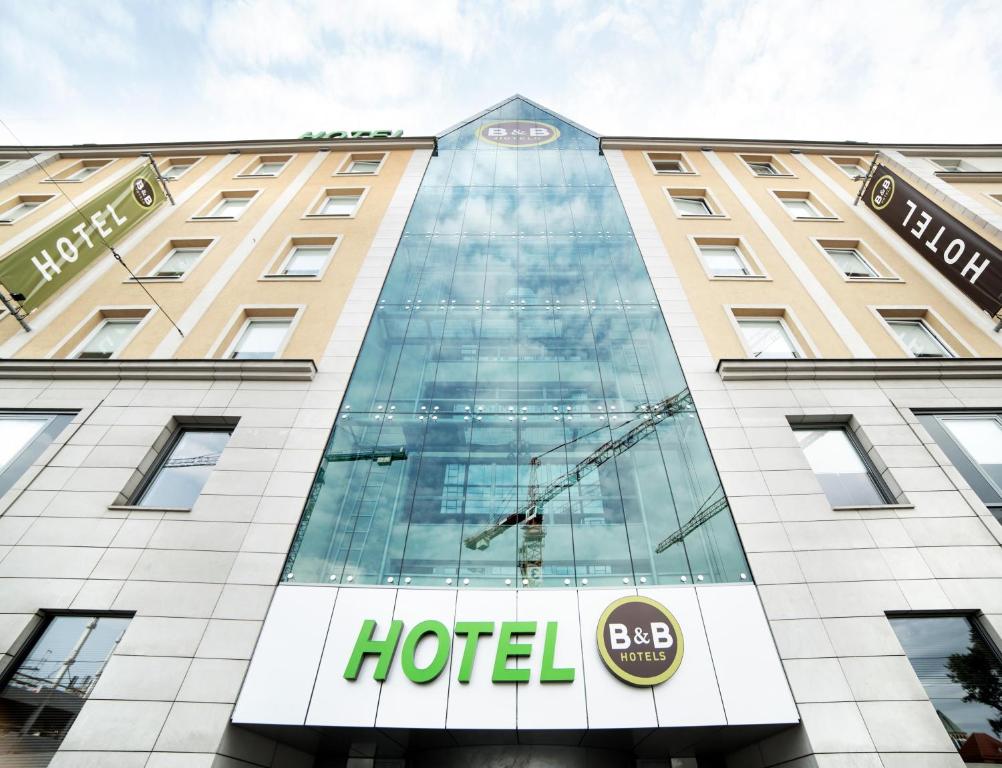 弗罗茨瓦夫B&B HOTEL Wrocław Centrum的一座酒店大楼,上面写着酒店字