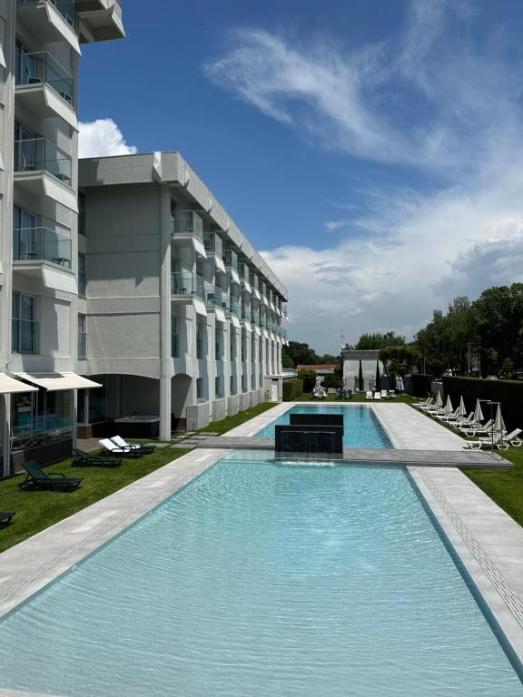 维亚纳堡多帕克酒店的大楼前的大型游泳池