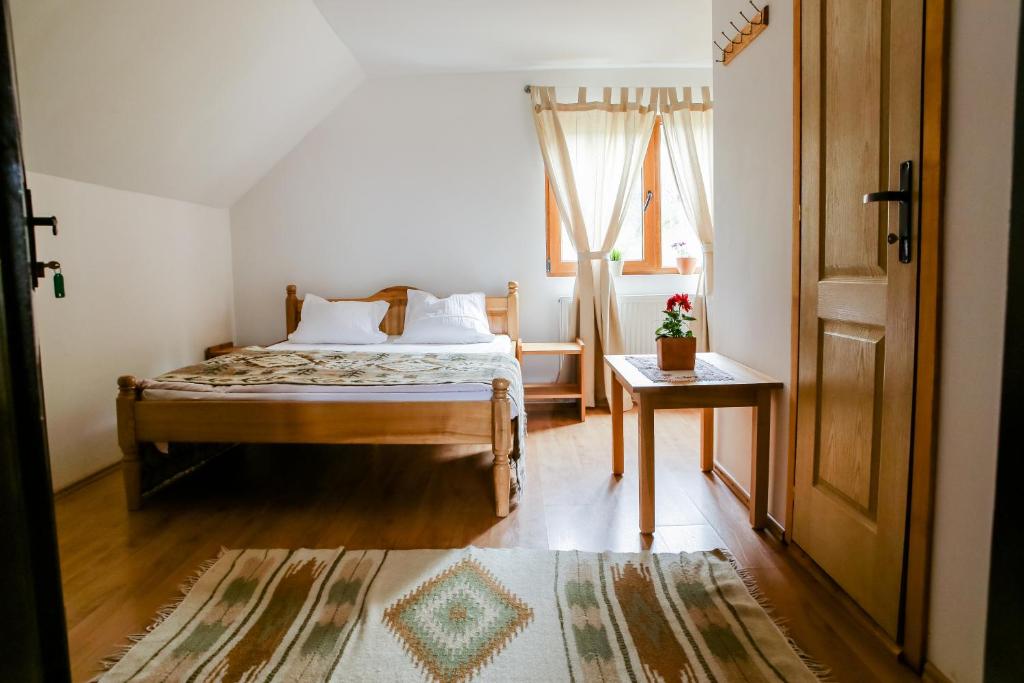 上维谢乌Anahouse的一间卧室设有一张床和一个窗口