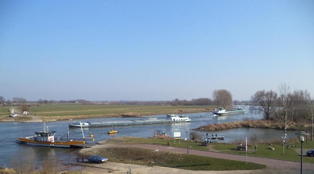 迪伦Aan Het Veer minimaal 4 overnachtingen的一群船停靠在河里
