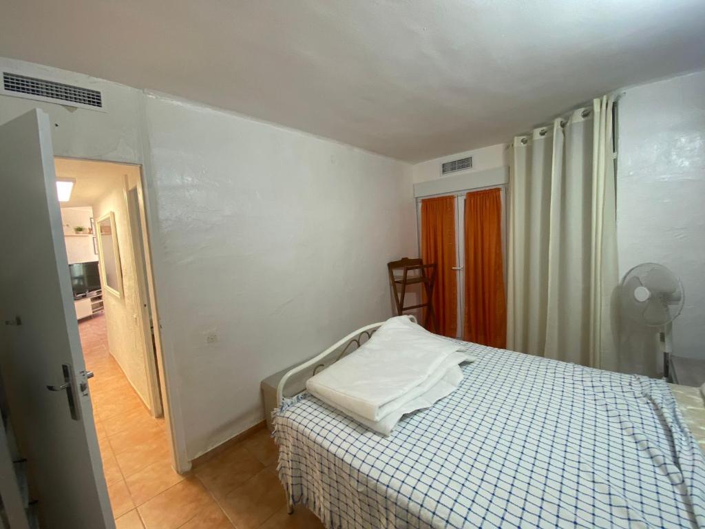 拉皮内达Piso delante de la playa La Pineda con 2 habitaciones的一间带白色床的卧室和一间带走廊的房间