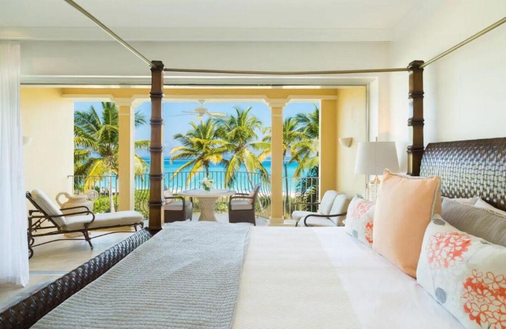 格雷斯湾Villa Renaissance的一间卧室配有一张床,享有海景