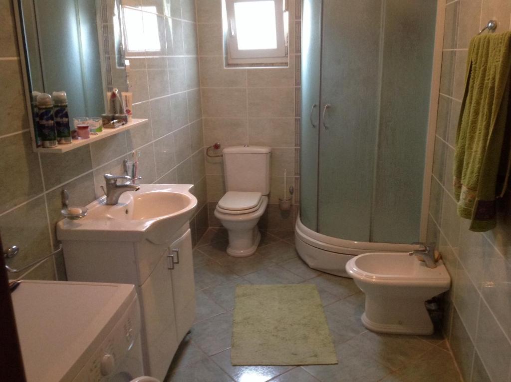 蒂瓦特Guest House "Paradise"的一间带水槽、卫生间和淋浴的浴室