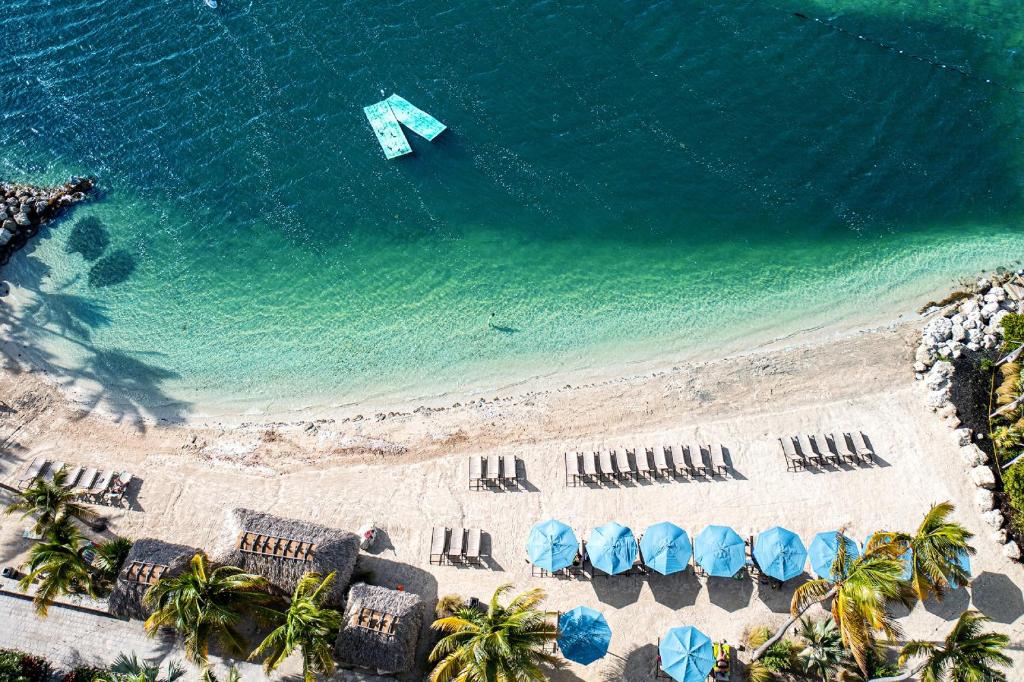 伊斯拉莫拉达普特斯海滩度假村&码头的享有海滩的空中景致,配有遮阳伞和海洋