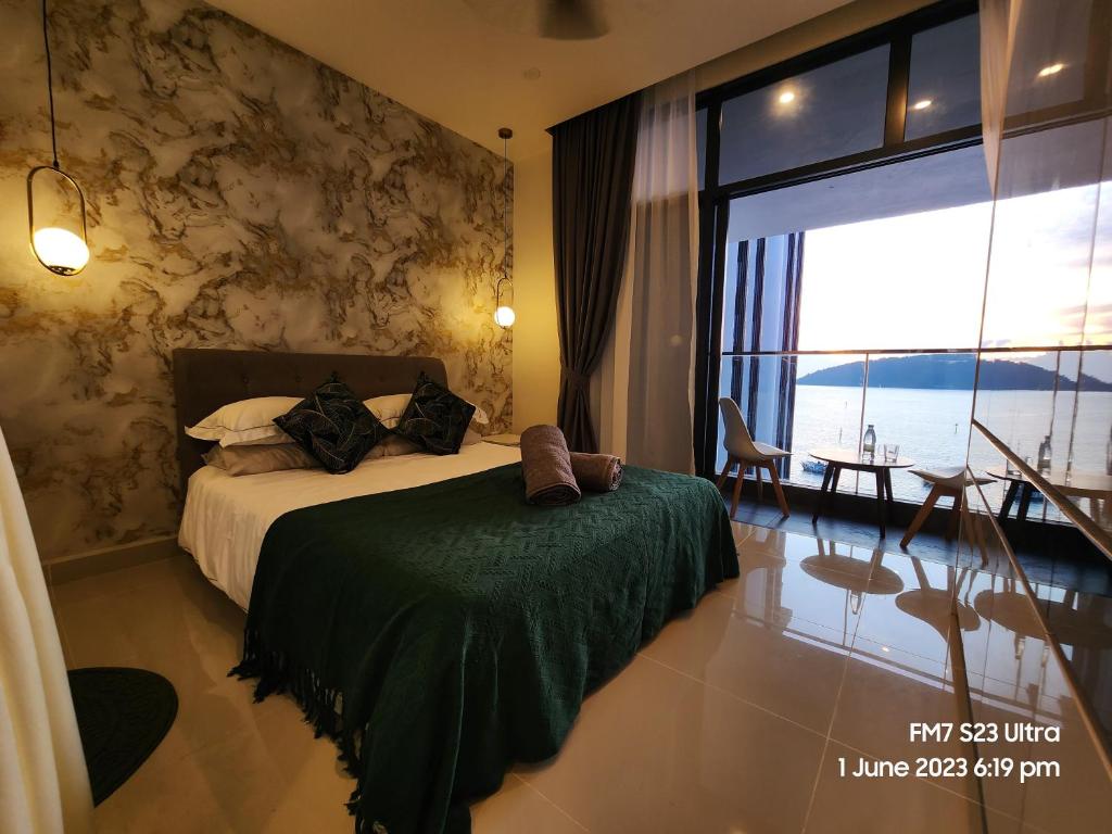 哥打京那巴鲁Seaview Luxury Suites at The Shore Kota Kinabalu的一间卧室设有一张床和一个大窗户