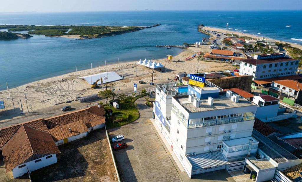 南巴尔内阿里奥Hotel Bandeirantes da Barra的享有海滩和大楼的空中景致