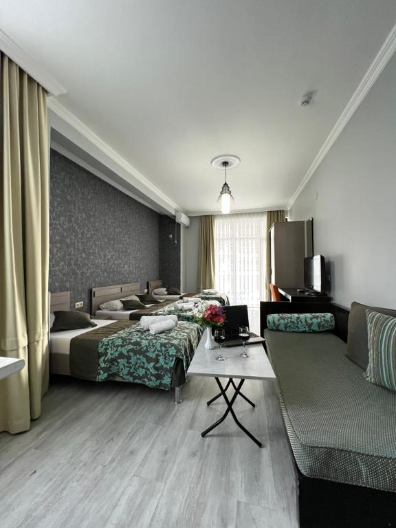 高尼奥Guesthouse Data的酒店客房,设有三张床和一张沙发
