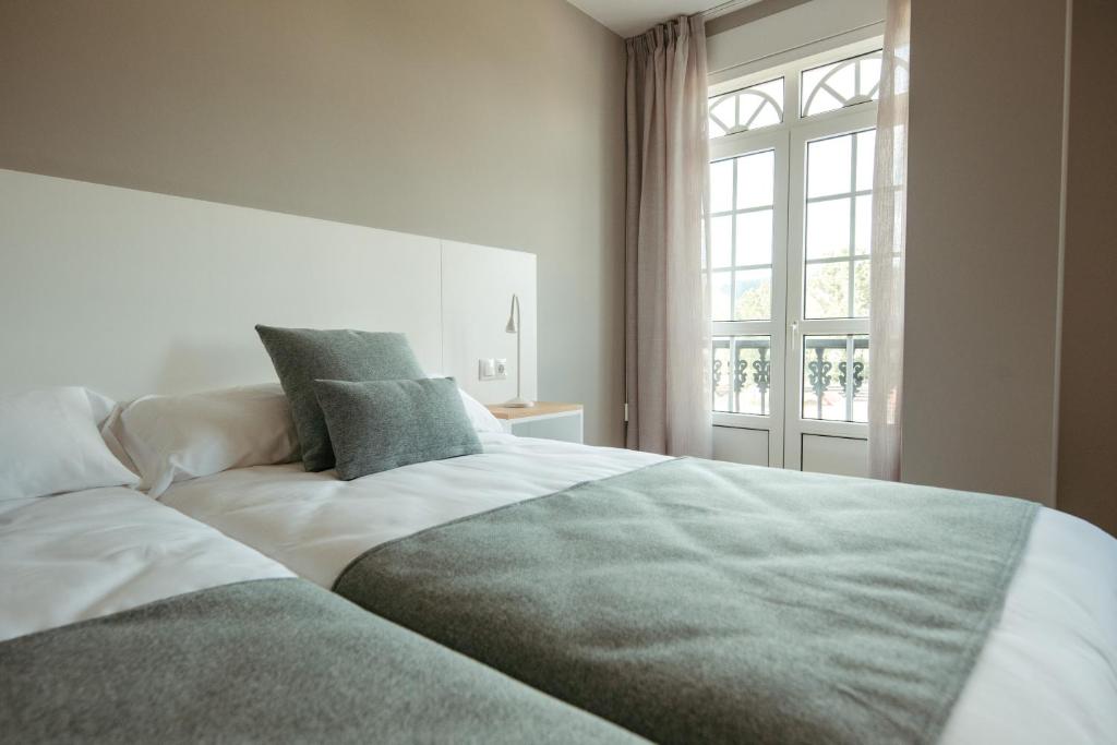 塞代拉LAR DA REVOLTA的一间卧室设有一张大床和一个窗户。