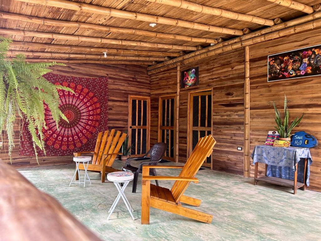 帕洛米诺Hostal Corazón de Tagua的小木屋配有2把椅子和桌子