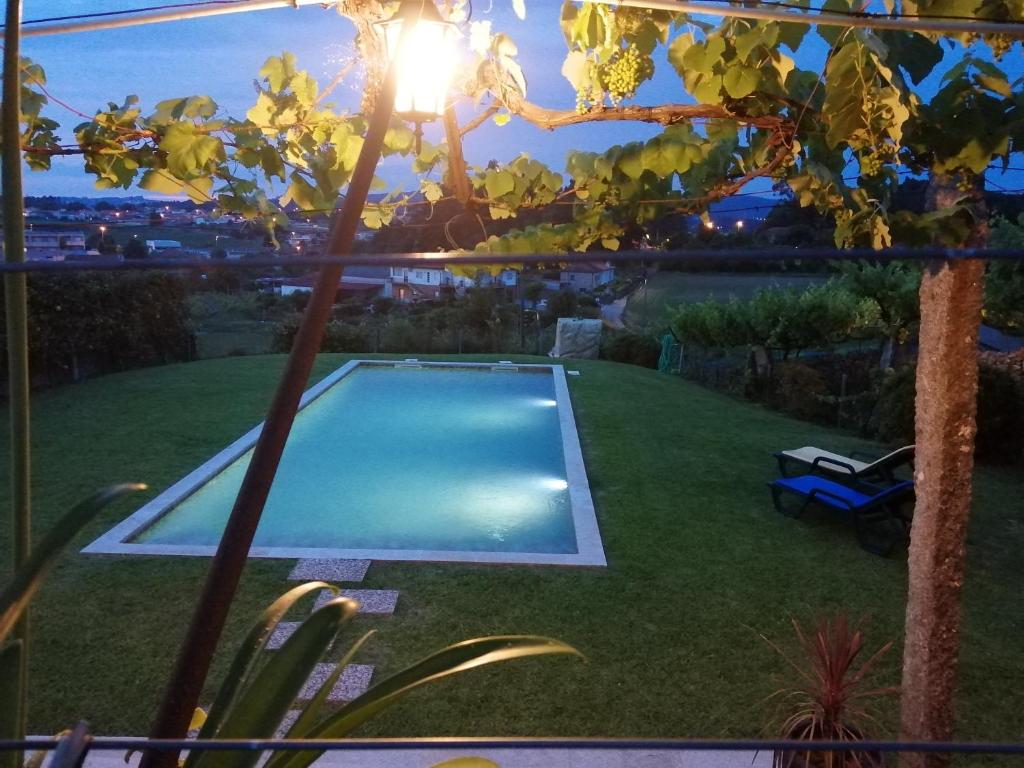 LandimCasa de São Braz的后院,在庭院里设有游泳池