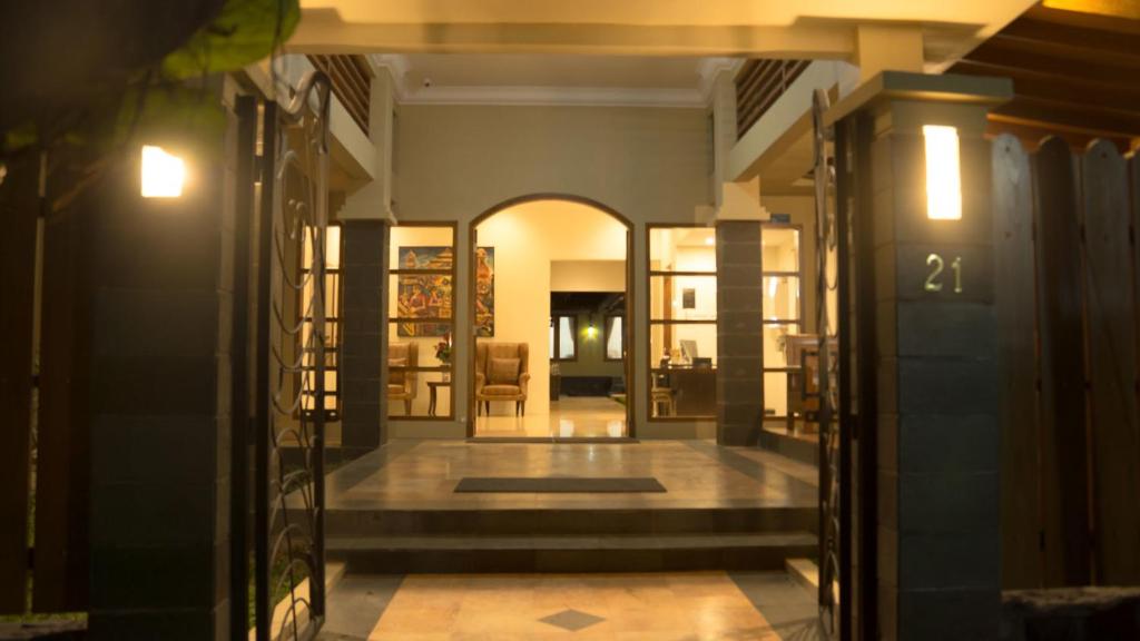 日惹格里亚维吉兰斯亚利亚酒店的享有带玻璃门走廊的客房的景致