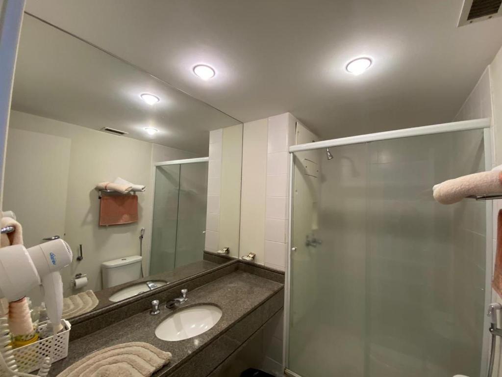 圣保罗Hotel Aeroporto Congonhas的浴室配有盥洗盆和带镜子的淋浴