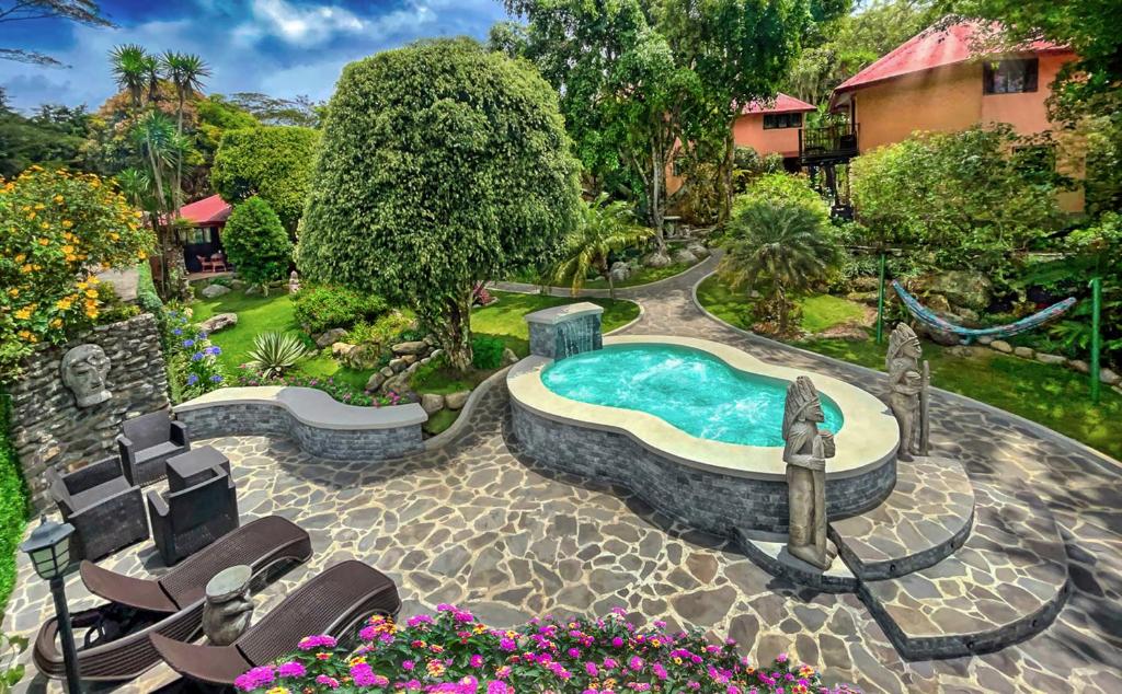 下博克特博克特花园旅馆的庭院里带椅子和鲜花的游泳池