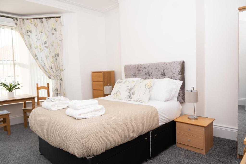 JesmondShortridge Terrace - 1的一间卧室配有一张带白色毛巾的床