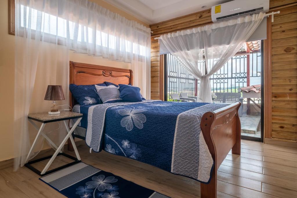La EstrellaLoft con terraza en Santo Domingo的一间卧室设有一张床、一个窗口和一张桌子