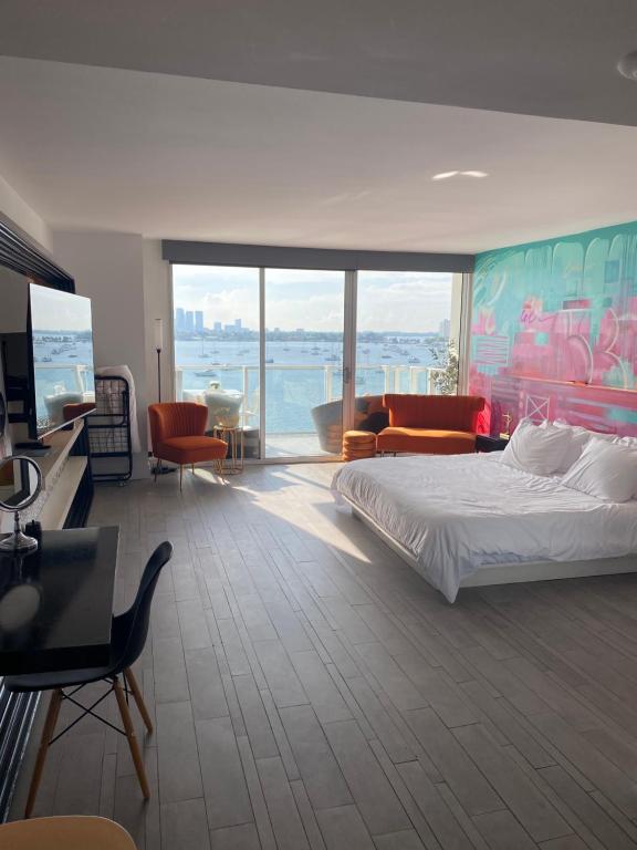 迈阿密海滩Bay view king suite with balcony的一间卧室配有一张床,享有海景