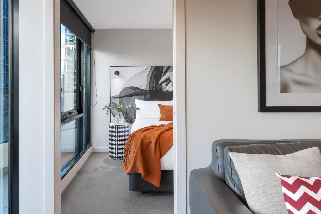 墨尔本Imagine Southbank的一间卧室设有一张床和一个窗口
