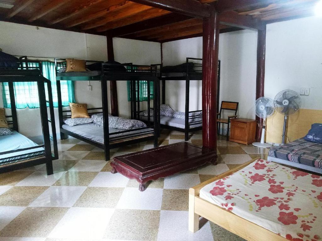 木州县Homstay Sinh thái Cây Sung Mộc Châu的一间客房内设有四张双层床的房间