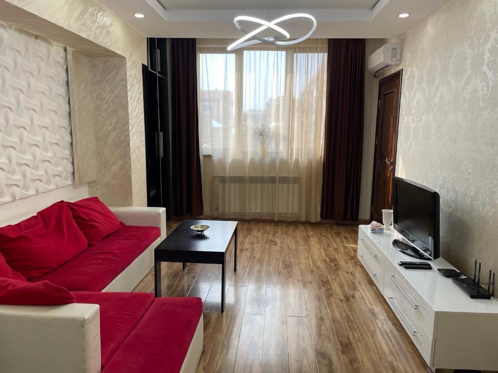 埃里温Apartment in Tumanyan street的客厅配有红色沙发和电视
