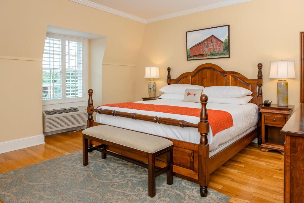 费尔伯恩Mills Park Hotel的一间卧室设有一张大床和一个大窗户