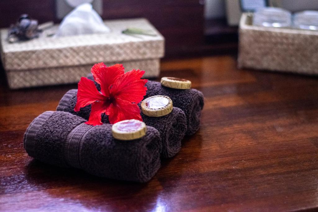 Opoa欧帕海滩酒店的一张桌子上摆着一双饼干