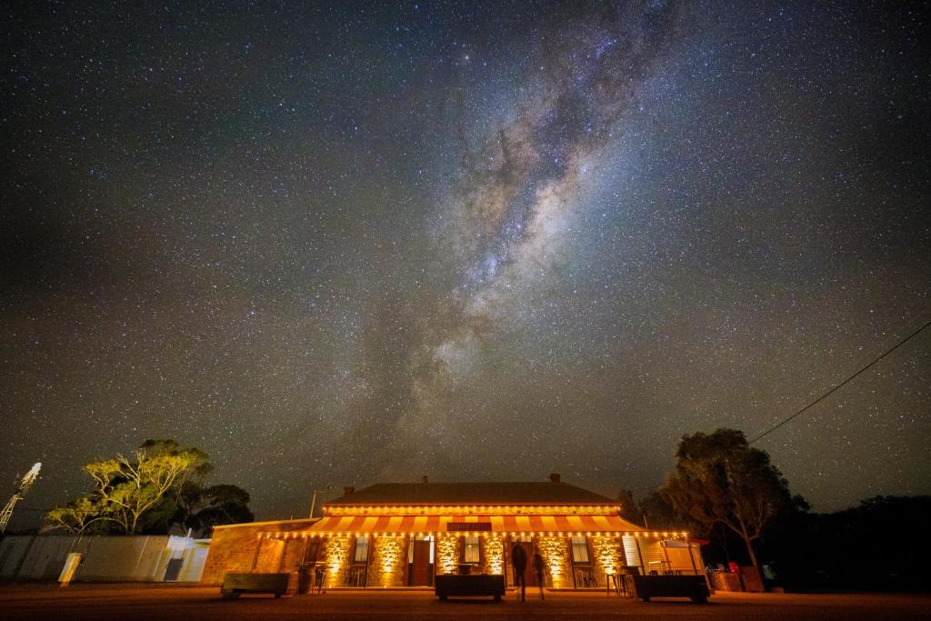 弗林德斯山脉普瑞宾馆的夜色浓郁的建筑