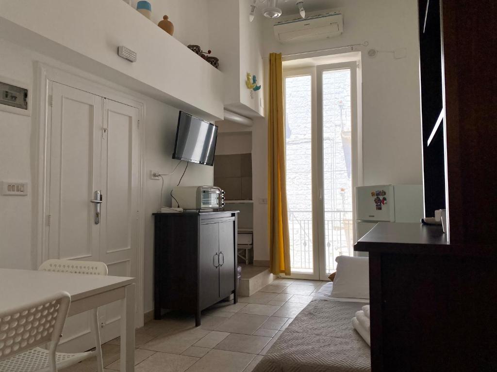 莫诺波利Dimora Zia Giovanna - Puglia Mia Apartments的客厅设有带电视的厨房