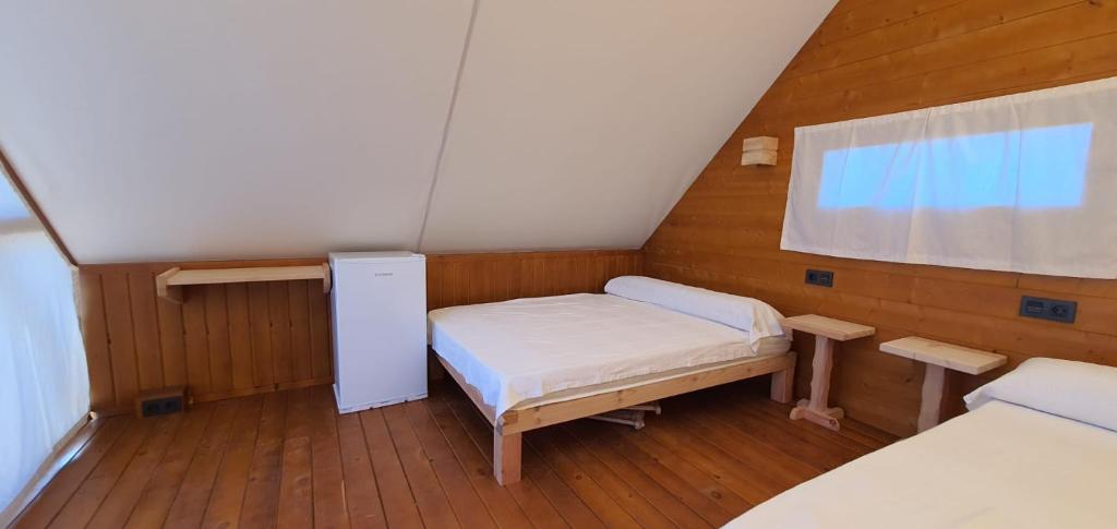 加的斯Boho Glamping的小房间设有床和窗户