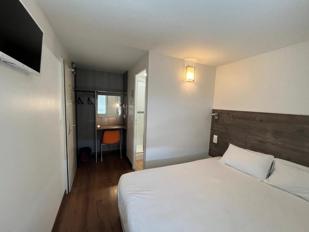 穆耶龙·勒卡普蒂夫法斯特家酒店的卧室设有一张白色大床和一个走廊