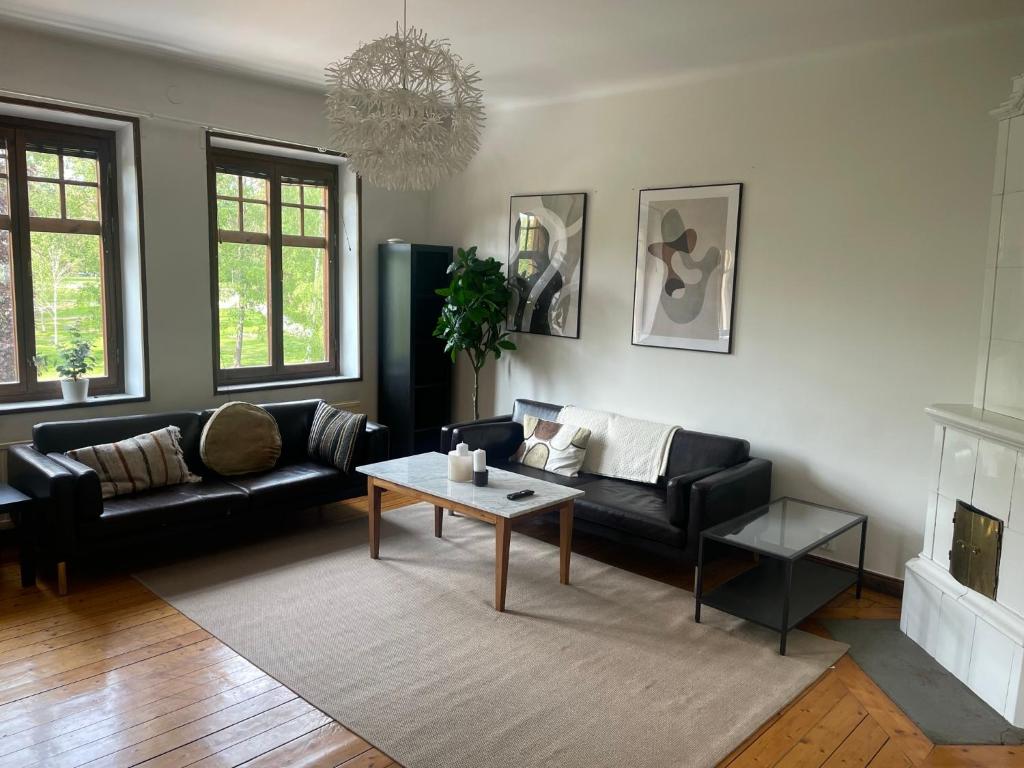 斯德哥尔摩Apartment Garbo的带沙发和咖啡桌的客厅