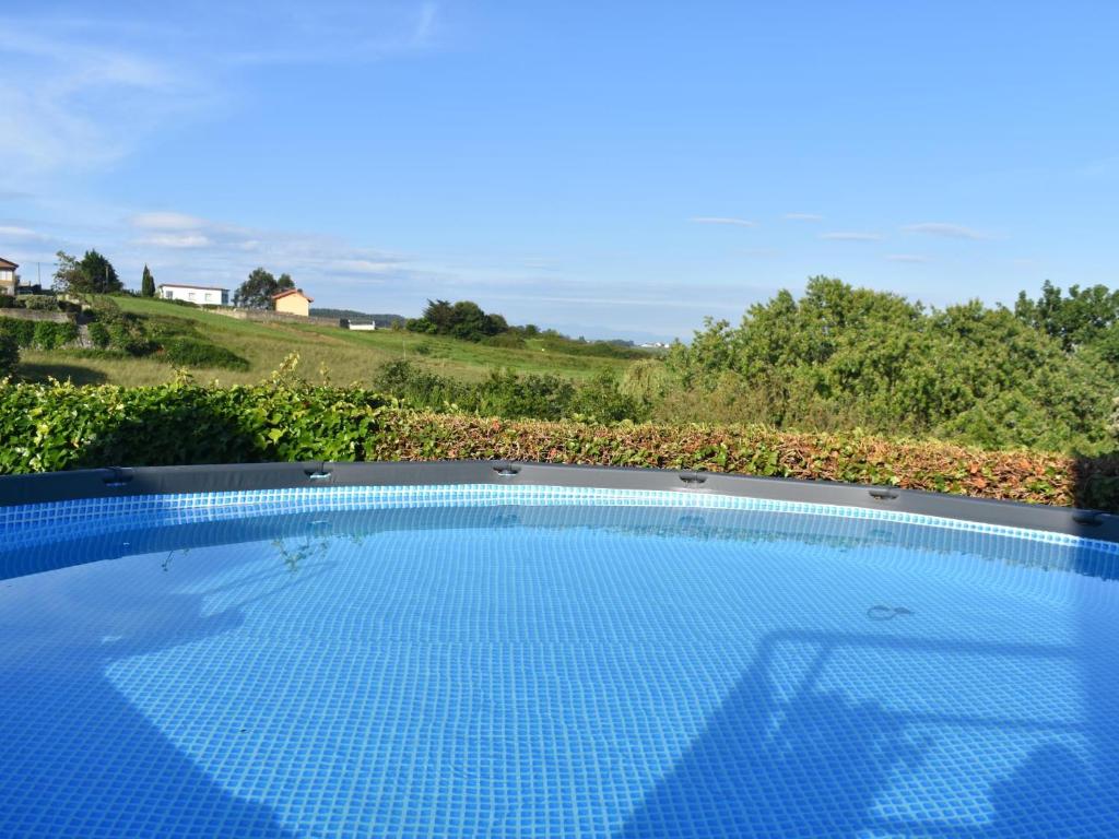 莫格罗Espectacular villa con vistas al mar,的享有田野景致的游泳池