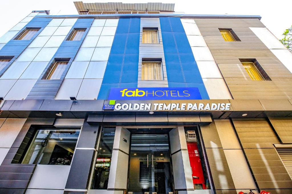 阿姆利则FabHotel Golden Temple Paradise的前面有标志的建筑