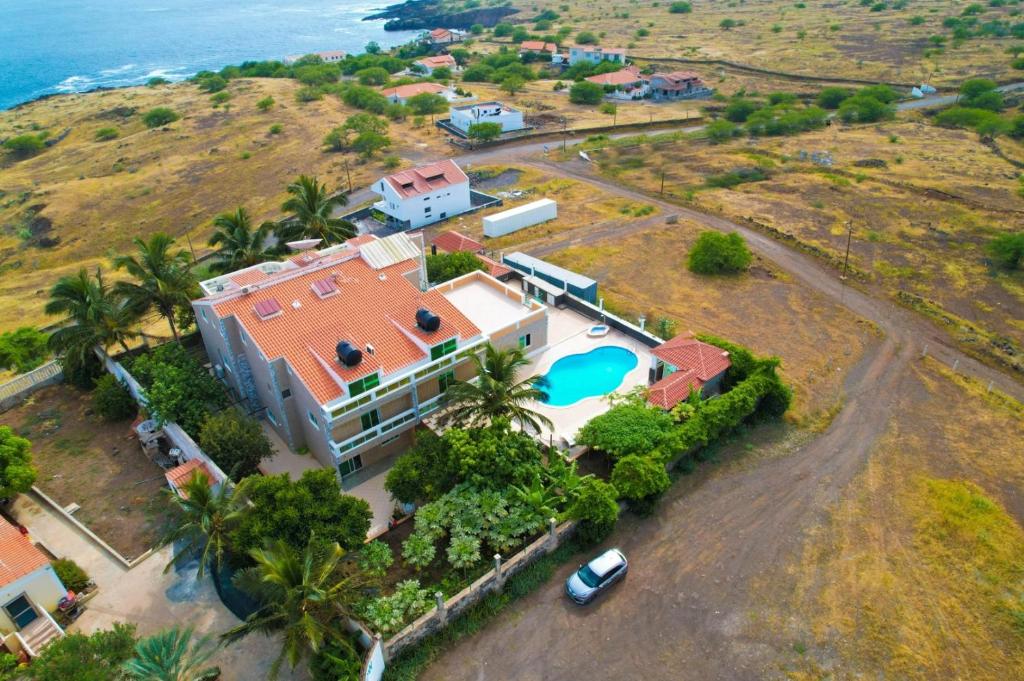 Cidade VelhaCidade Paradise Guesthouse的享有带游泳池的房屋的空中景致